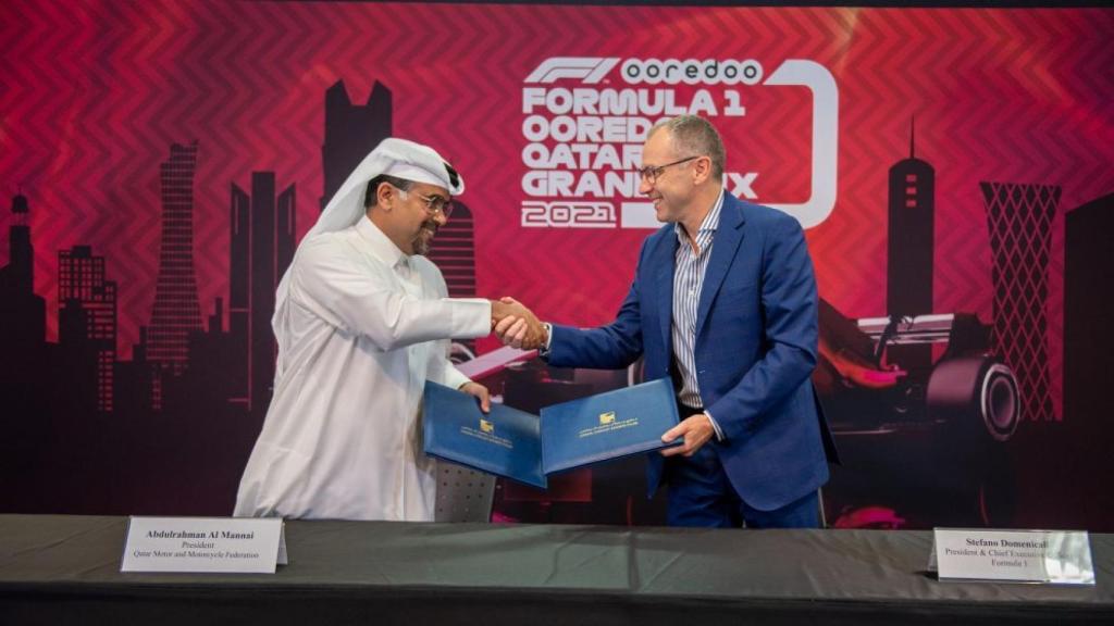 Abdulrahman Al-Mannai, presidente de Qatar Motor & Motorcycle Federation, con Stefano Domenicali, CEO de F1
