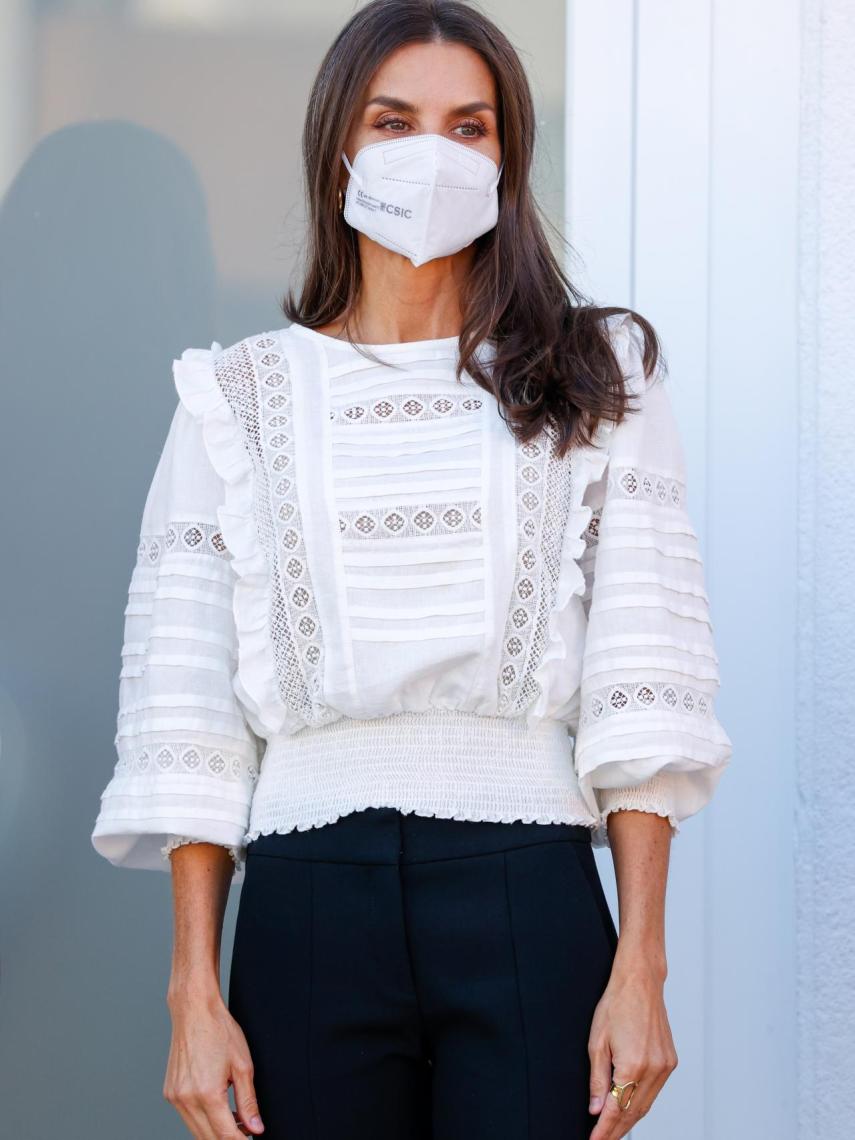 Esta nueva blusa firmada por Uterqüe entra en el vestidor de la Reina.