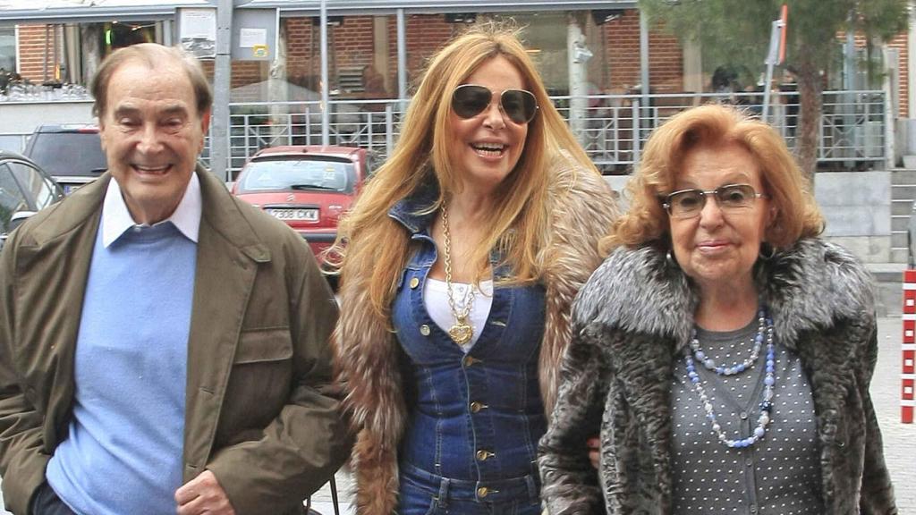 Ana Obregón junto a sus padres en una imagen de archivo.