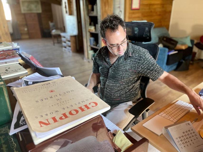 Igor Escudero, compositor de la obra, en su estudio