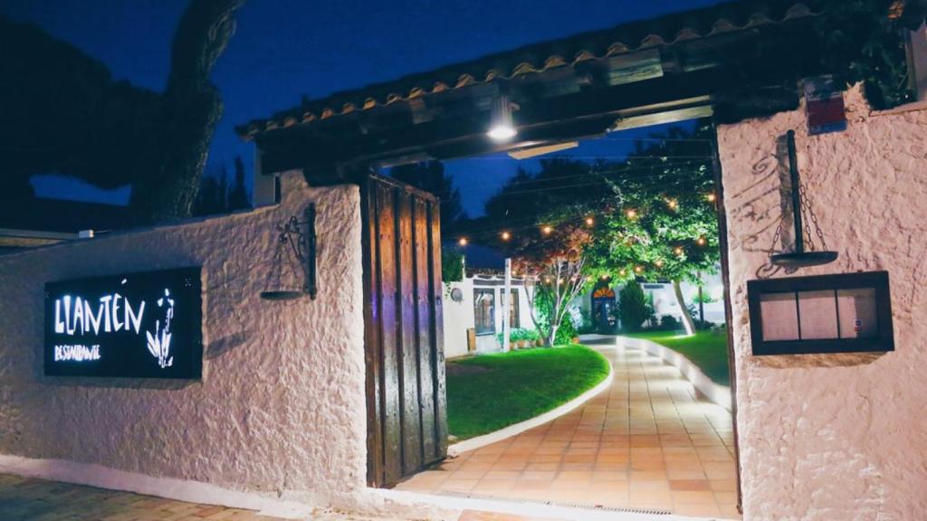 Foto de la entrada del restaurante Llantén publicada en TripAdvisor