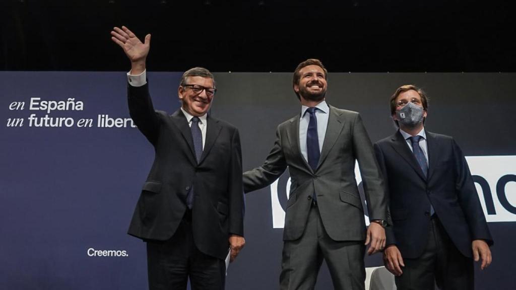 Casado y Almeida, junto a José Manuel Durao Barroso.