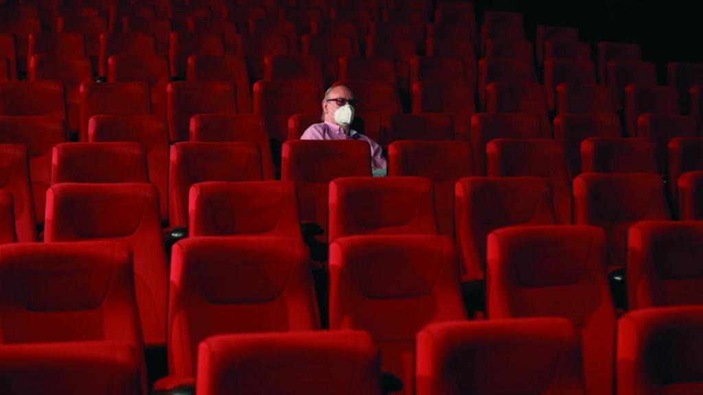 El Gobierno valenciano rectifica e impone restricciones en los cines y prohíbe las pistas de baile.