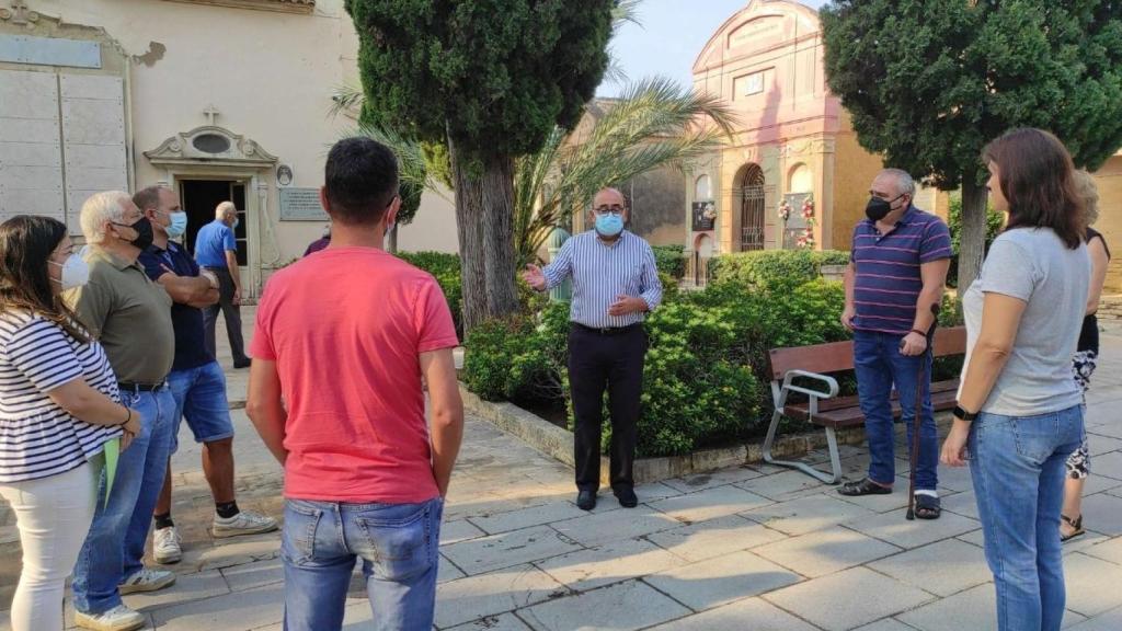 Los familiares de 14 víctimas del franquismo visitan el cementerio de Elche para seguir las tareas de identificación en la fosa común.