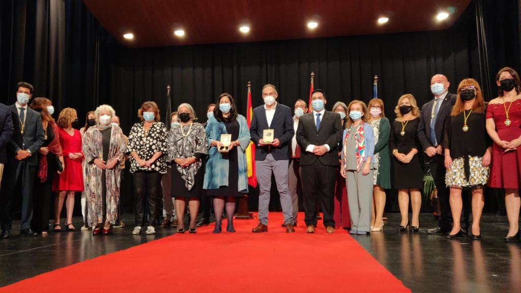 Foto de familia de todos los galardonados, junto a la Corporación y otras autoridades
