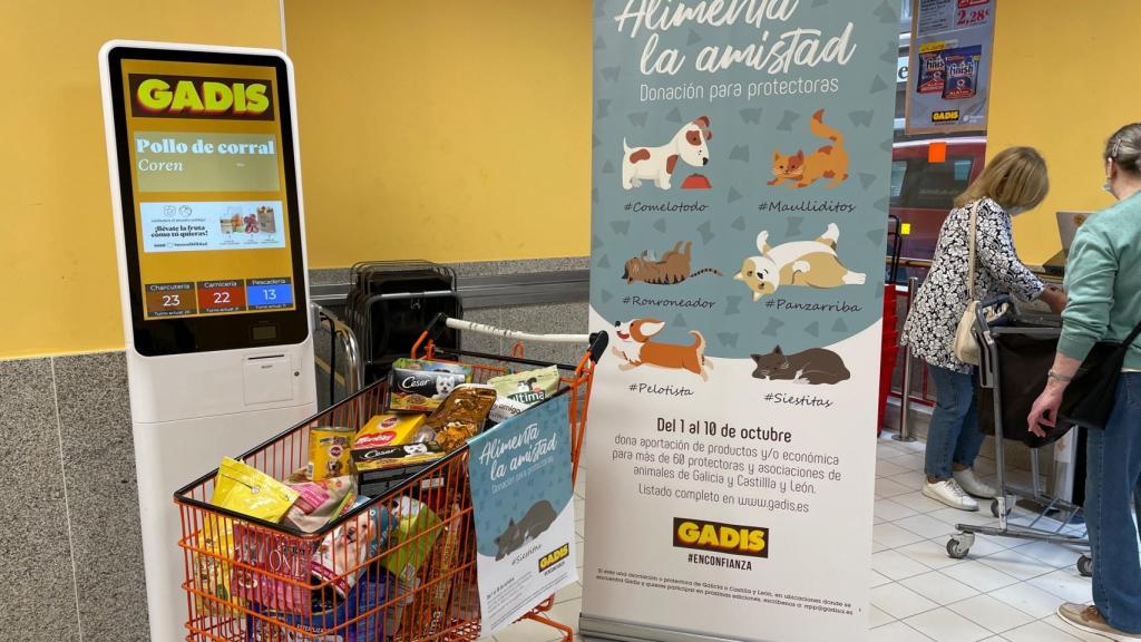 Cartel de la campaña 'Alimenta la amistad' en un supermercado Gadis