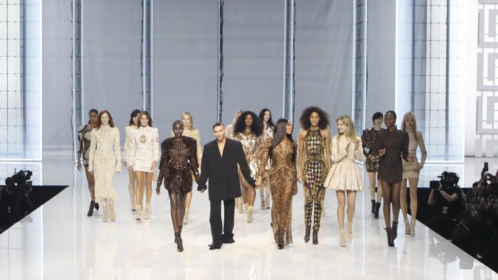 Imagen final del 'show' con todas las modelos sobre la pasarela.