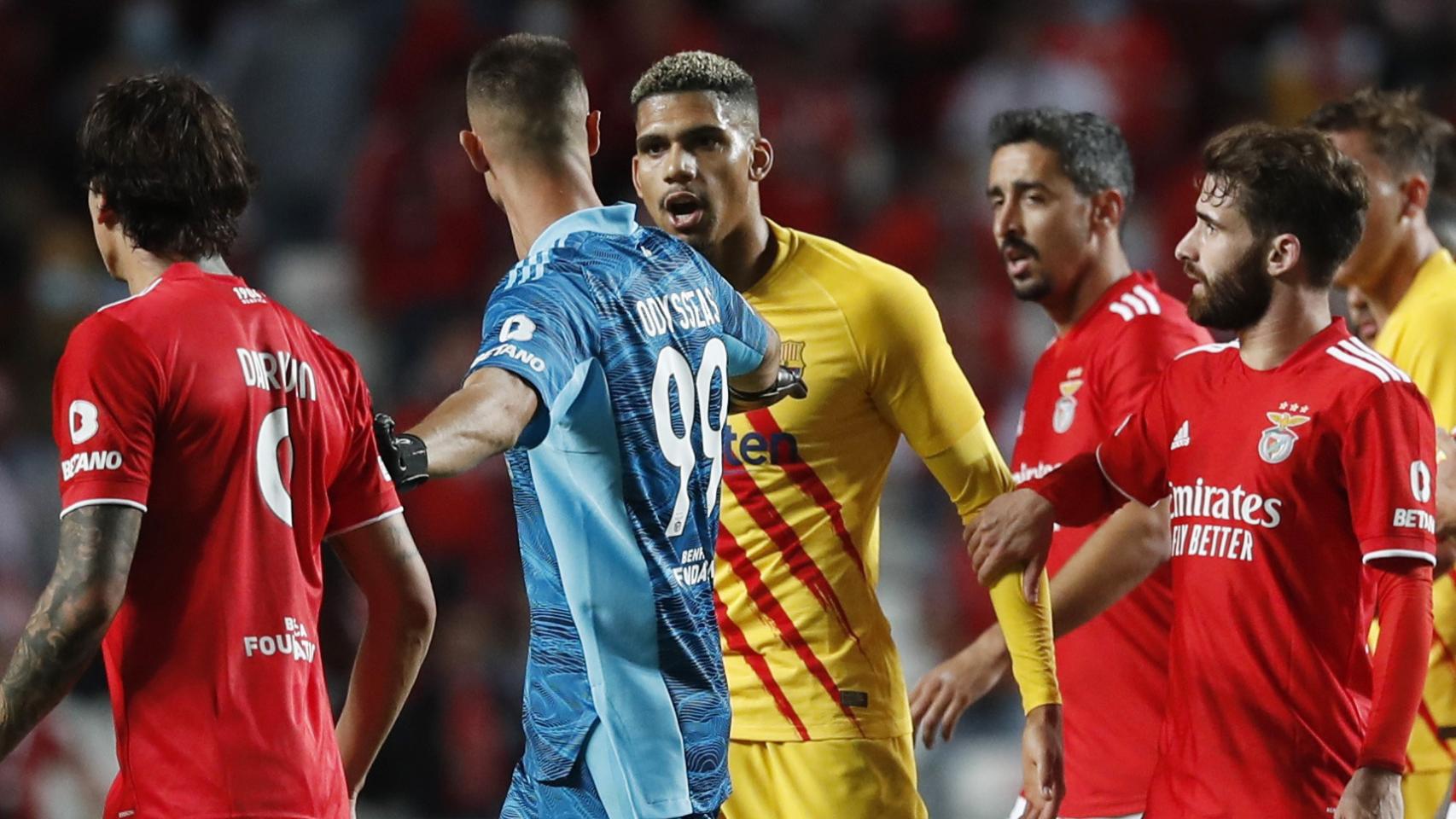 Encontronazo entre Ronald Araujo y Odysseas Vlachodimos