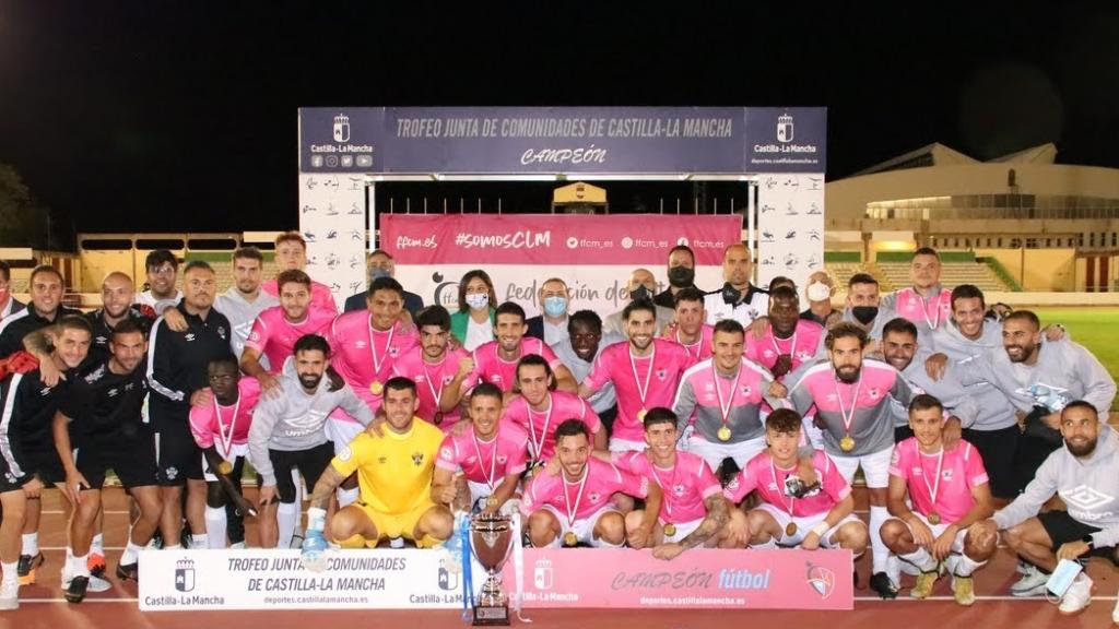 Talavera celebrando la consecución del Trofeo JCCM. Foto: cspuertollano.com