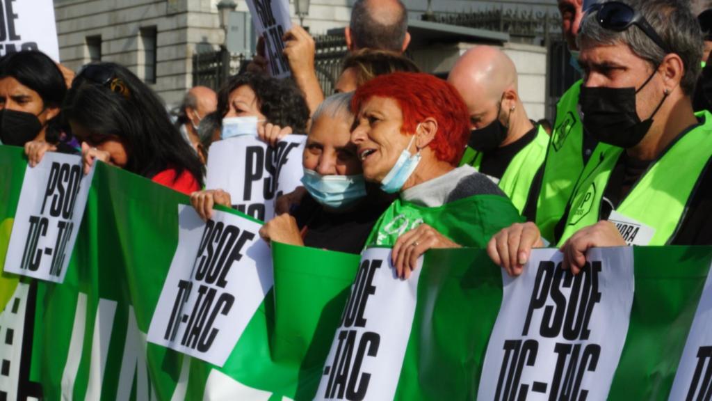 Manifestación de la PAH y el Sindicato de Inquilinas ante el Congreso para presentar la ley de Vivienda alternativa.