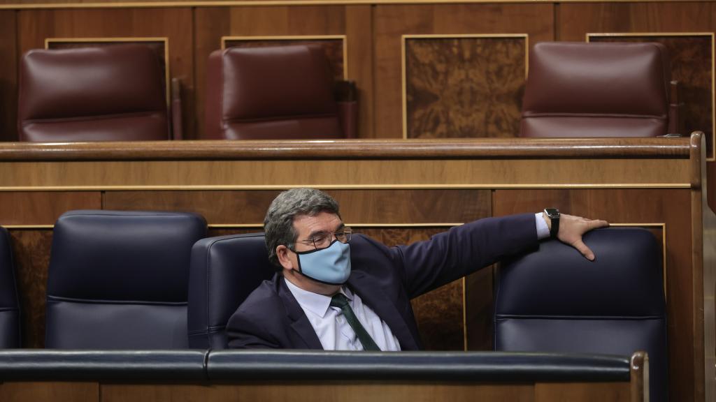 José Luis Escrivá, ministro de Inclusión y Seguridad Social, atiende el debate de la reforma de pensiones.