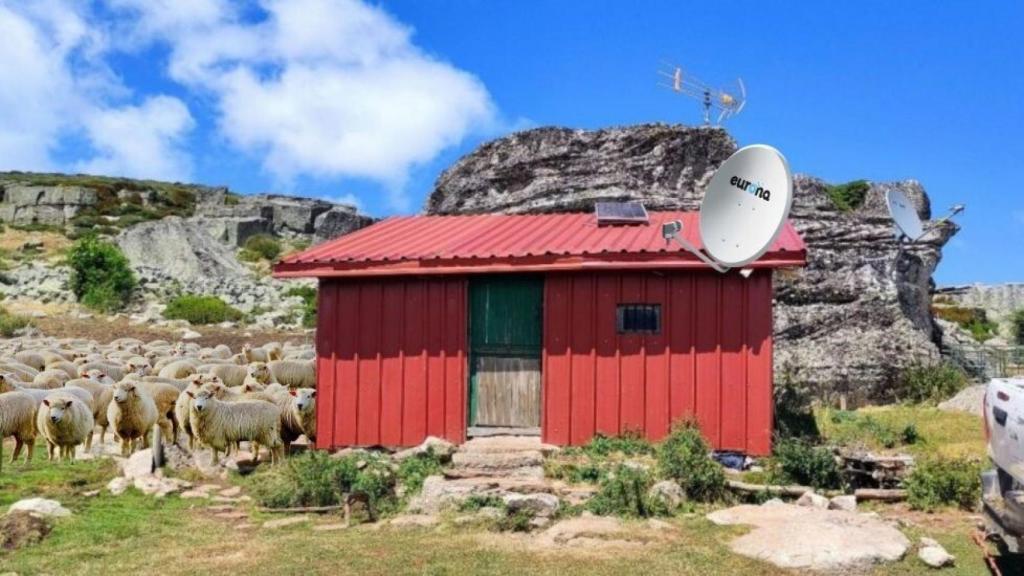 Uno de los chozos que utilizan los pastores, equipado con tecnología para recibir internet por satélite.