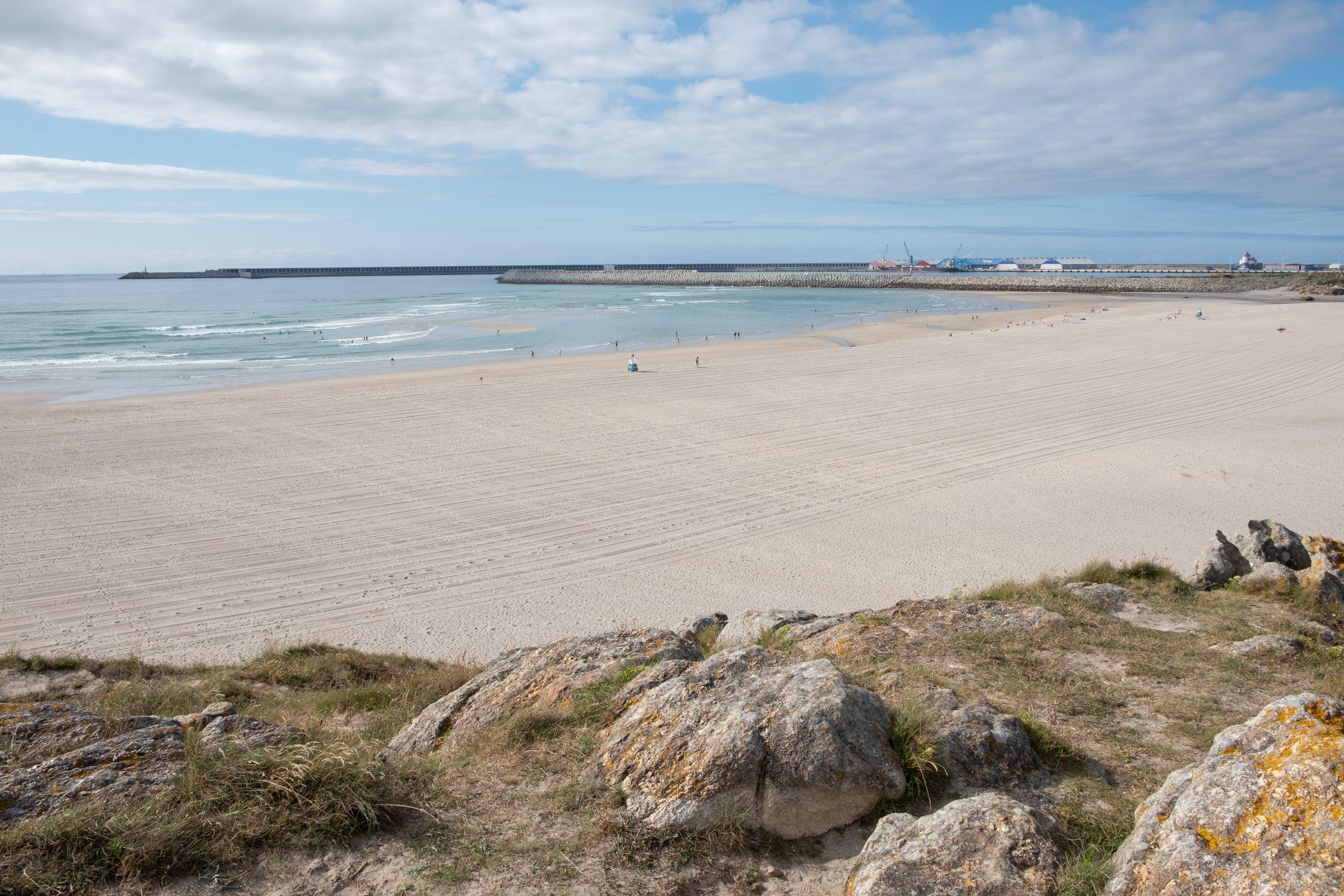 La playa de Sabón, con surfistas, en una imagen de archivo.