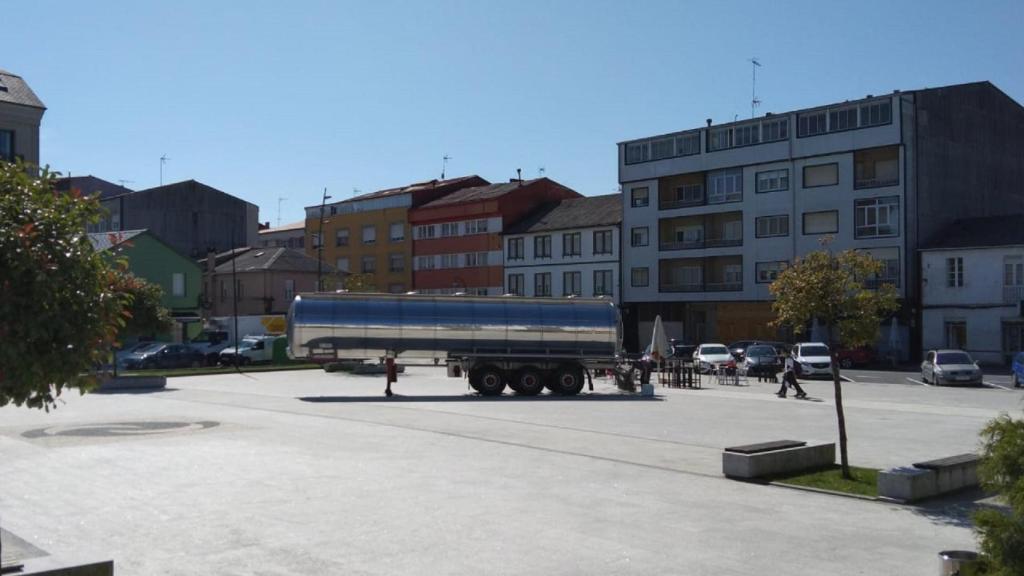 La cisterna colocada en la plaza de Teixeiro, en Curtis.