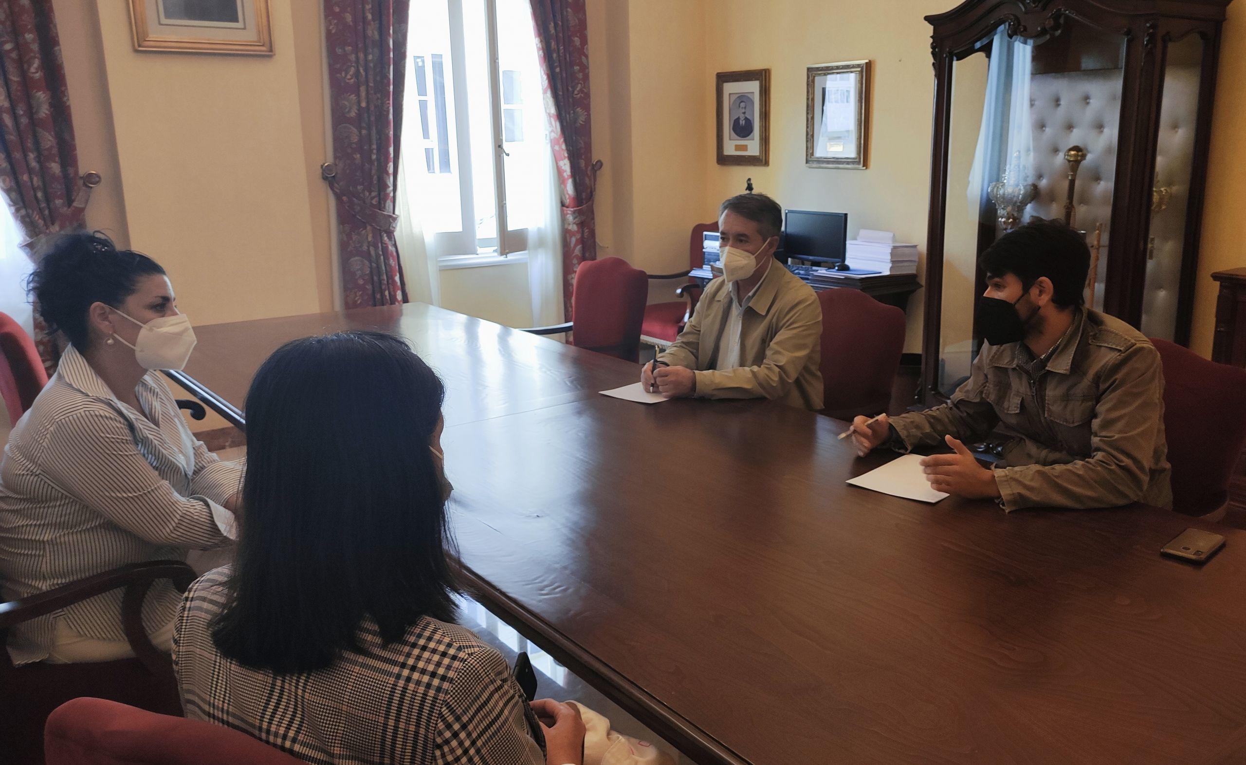Reunión de Antonio Golpe y Julián Reina con usuarias afectadas. Foto: Concello de Ferrol.