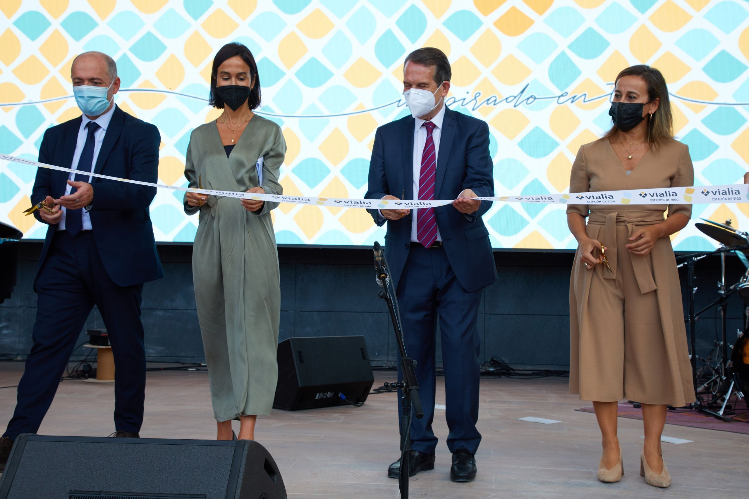 Manuel Teba, Isabel Pardo de Vera, Abel Caballero y Ethel Vázquez cortan la cinta del Vialia Vigo