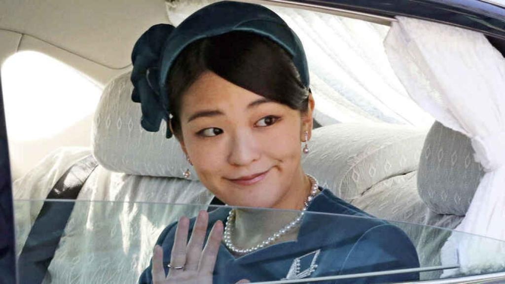 La princesa Mako saludando a la prensa.