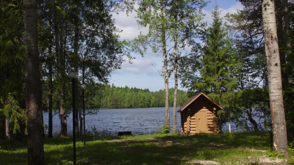 Exteriores del hotel donde se organizó la cacería denunciada.