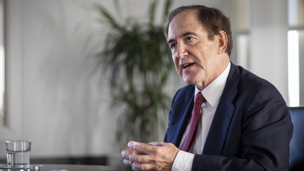 Antonio Huertas explicando 'Alianza por Extremadura'.