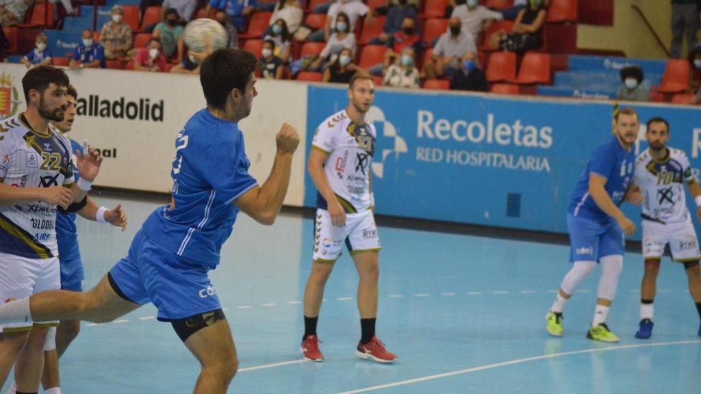 Manu García lanza a portería en el partido contra el Puente Genil