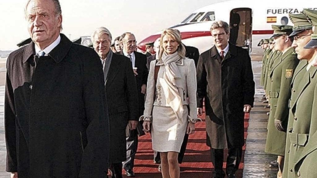 El rey Juan Carlos, en primer plano, junto a Corinna, en el aeropuerto de Stuttgart en 2006.