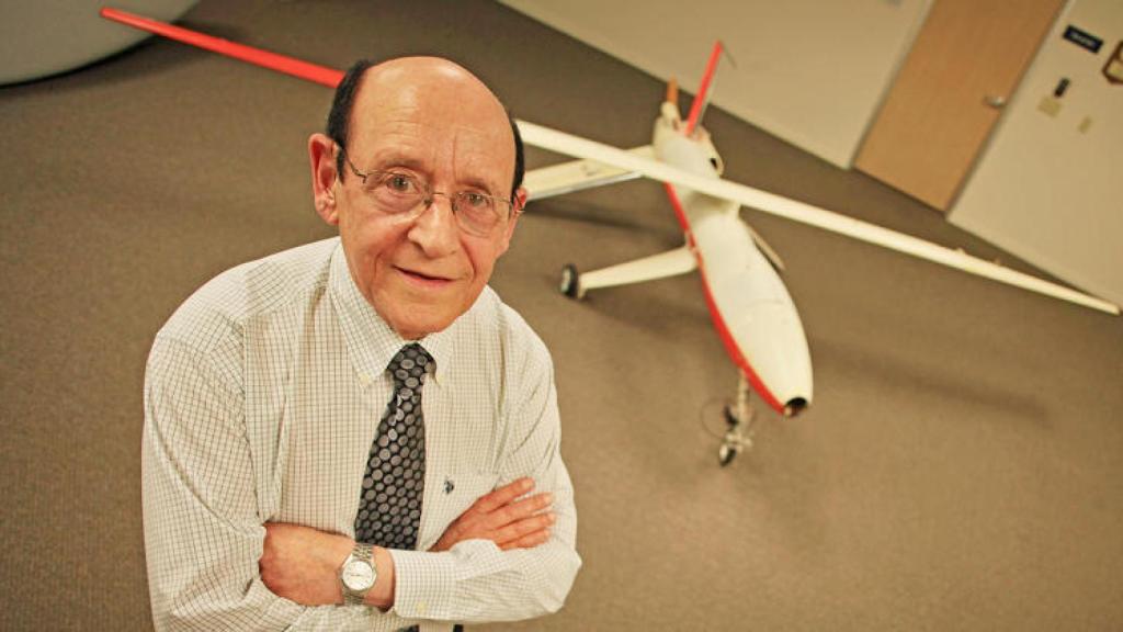 El ingeniero israelí Abraham Karem posa junto a un dron.