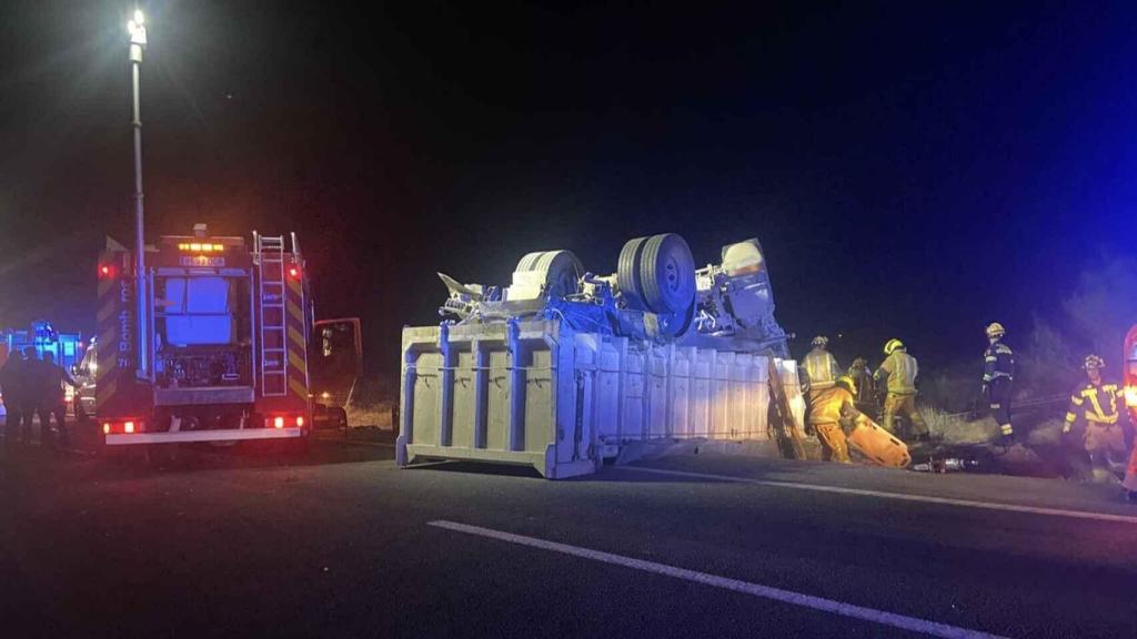 El camión volcó al intentar esquivar un turismo que iba en dirección contraria por la A-31.