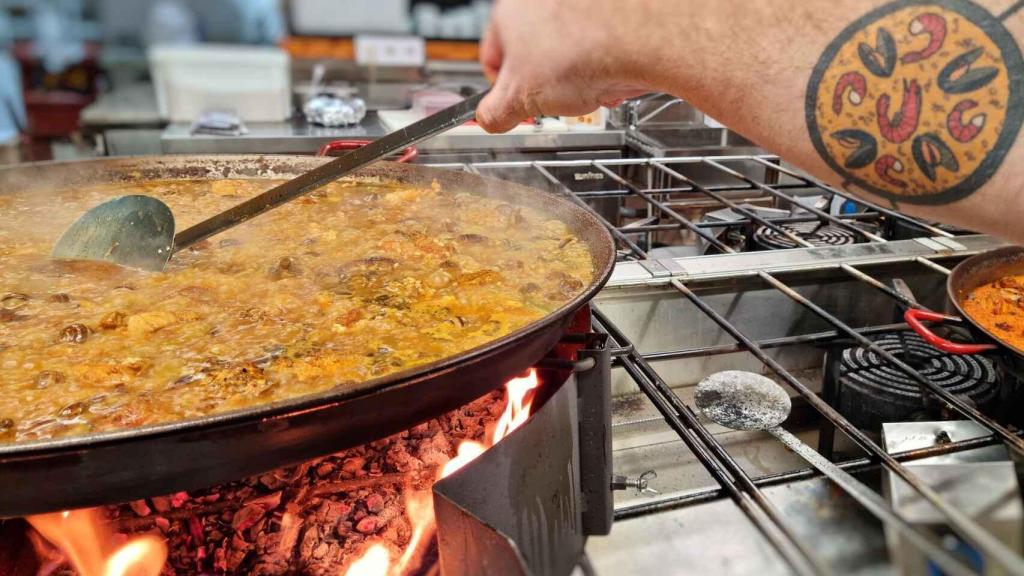 Una paella cocinada por un cocinero del restaurante ganador.