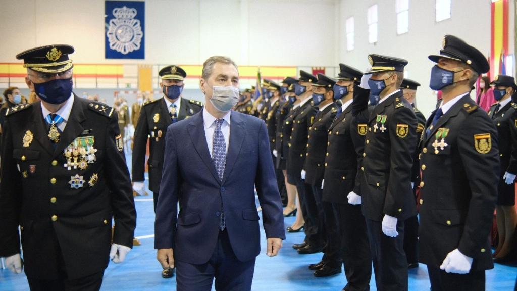 Francisco Tierraseca pasando revista.