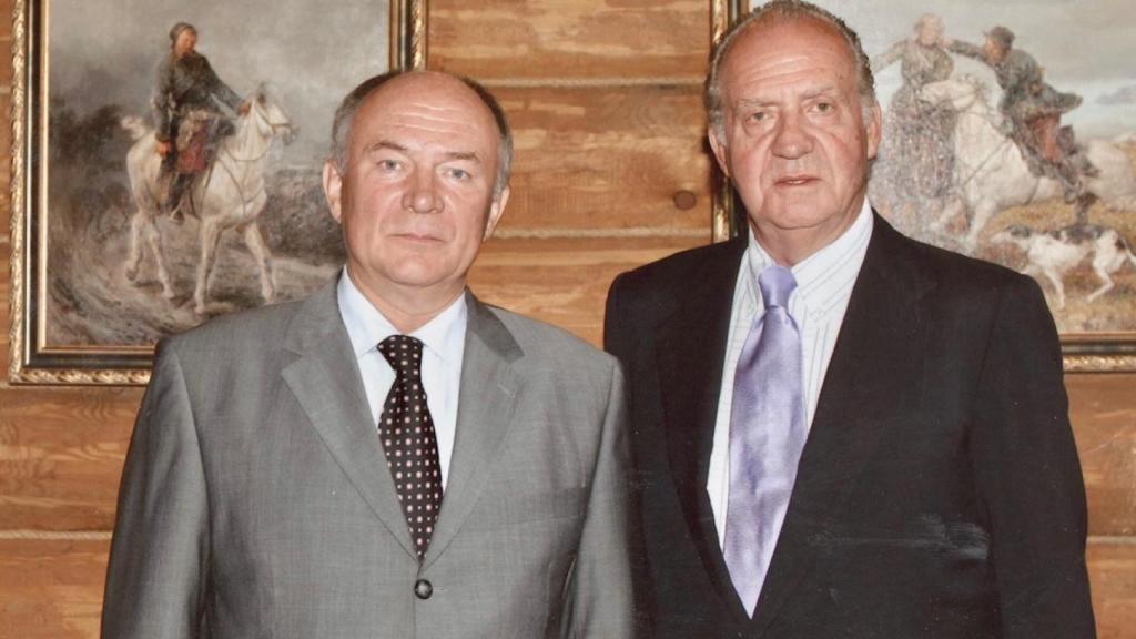 El rey Juan Carlos con el gobernador de Vólogda, Vyacheslav Pozgalev, en el hotel Casa del Urogallo, agosto de 2006.