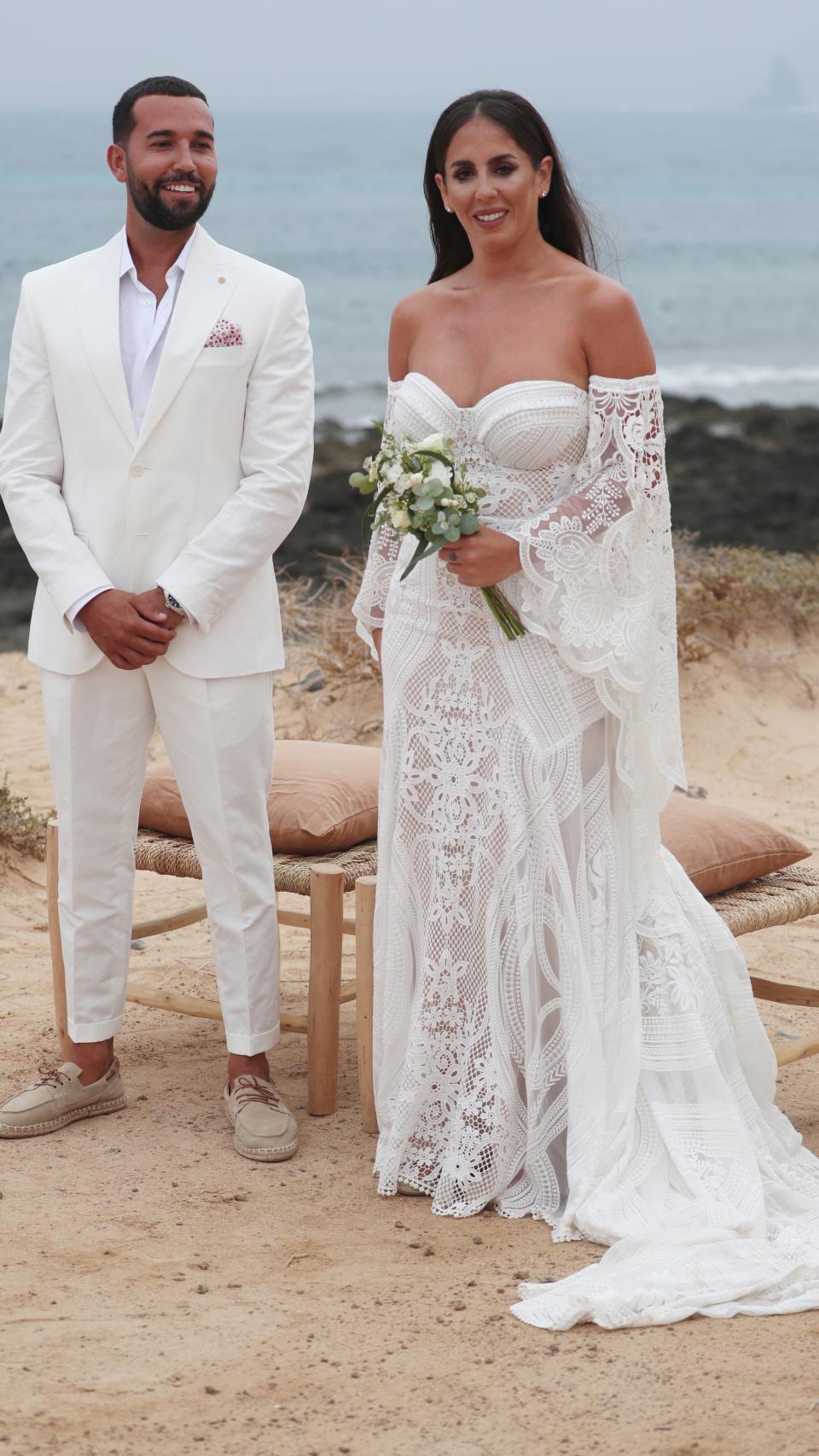 Los novios, sobre la playa de La Graciosa.