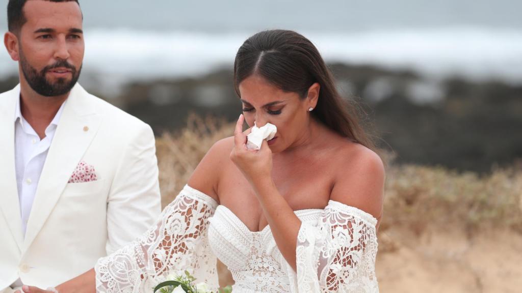 Anabel Pantoja, emocionada durante la boda.