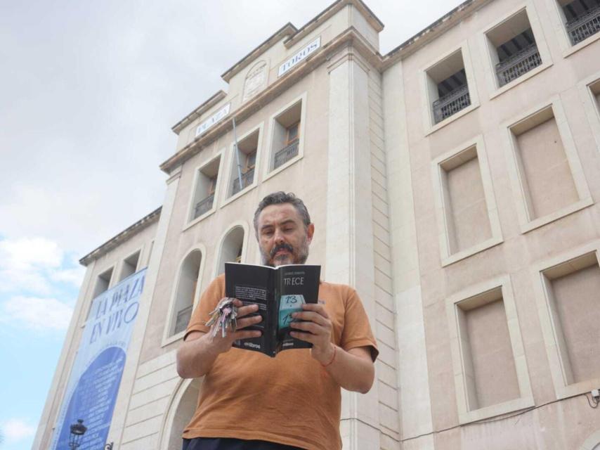 Sanmartín, en el exterior de la plaza.