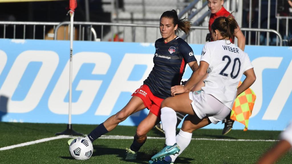 Kelley O'Hara (Washington Spirit) ante la dorsal 20 del Kansas City, Mallory Weber