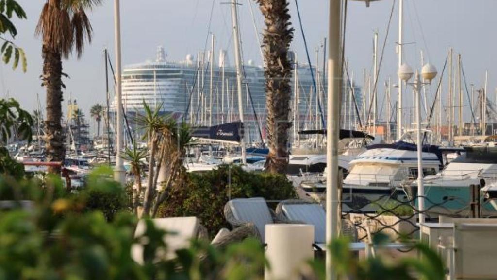 Alicante recibe al mayor crucero de su historia: el Iona, un 'gigante' de 340 metros y 3.500 pasajeros.