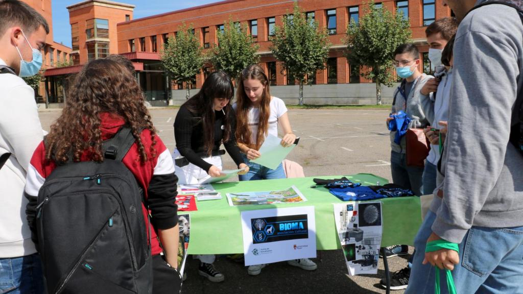 Los alumnos acuden a uno de los stands