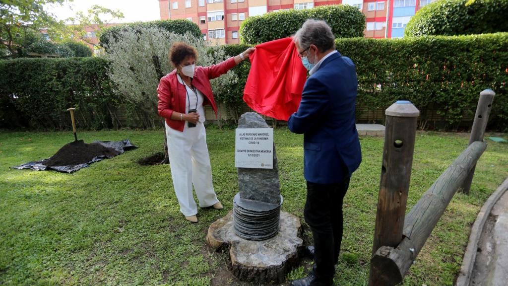Romero y Saravia homenajean a los ancianos fallecidos en el Día de las Personas Mayores