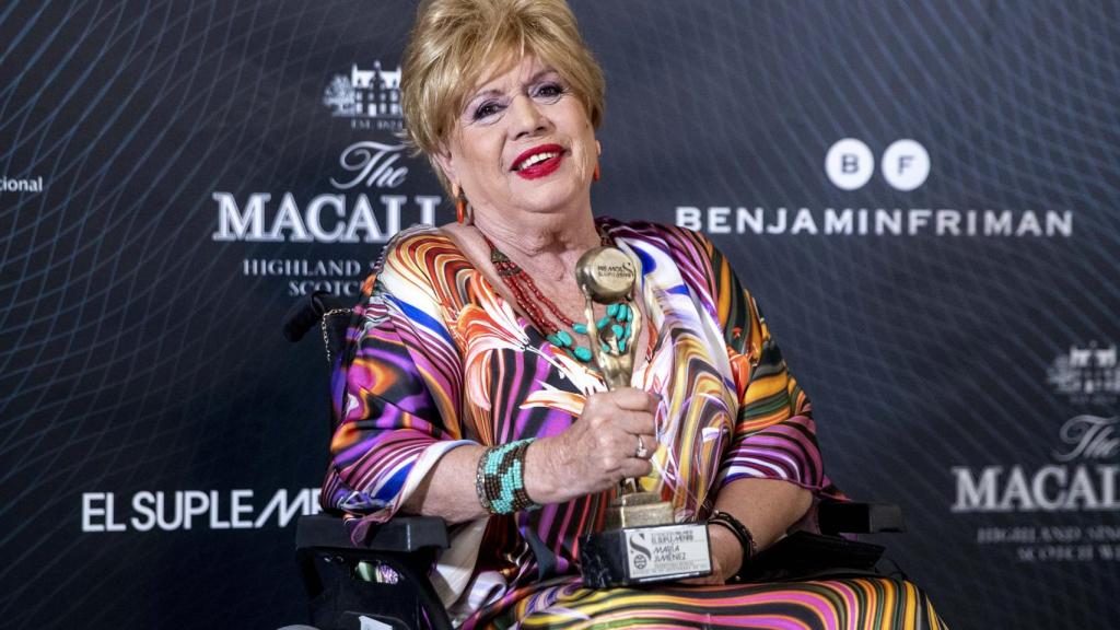 María Jiménez, posando con su premio.
