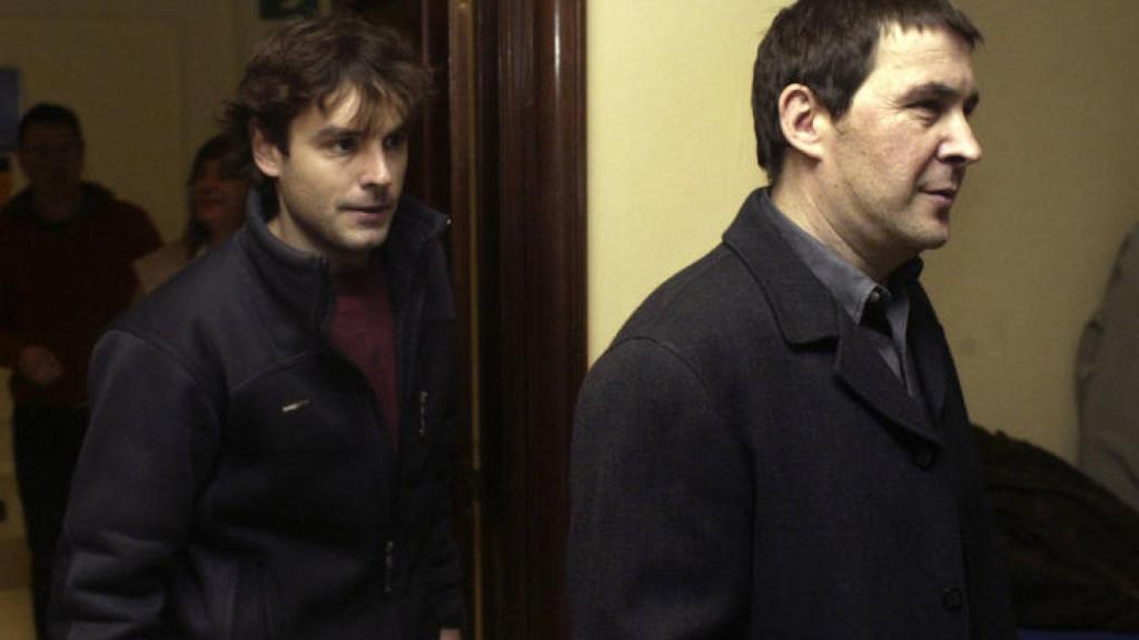 Unai Fano (i), junto al dirigente abertzale Arnaldo Otegi (d).