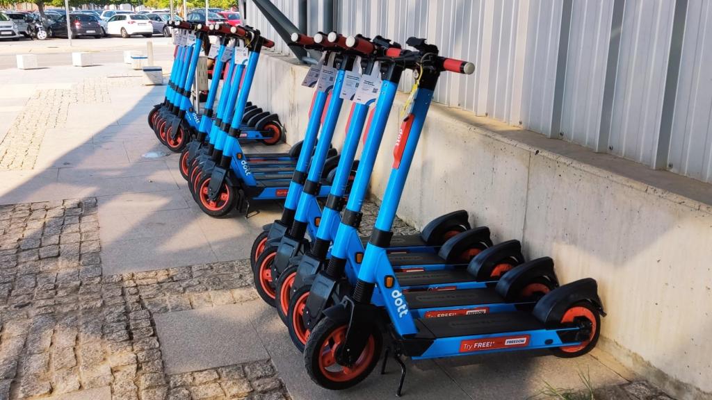 Varios patinetes de la empresa Dott, estacionados junto al Palacio de Ferias de Málaga.