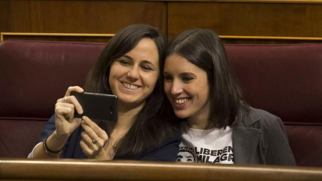 Ione Belarra e Irene Montero, haciéndose un selfi.