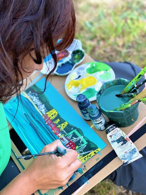 Maru Godas ilustrando Fene en su cuaderno(Fuente: Gemma Sesar, El Patito Editorial)