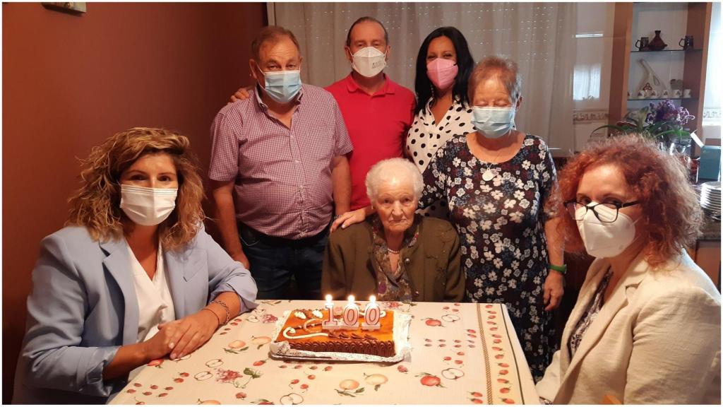Carmen Rodrñiguez sopló las velas junto a la alcaldesa.