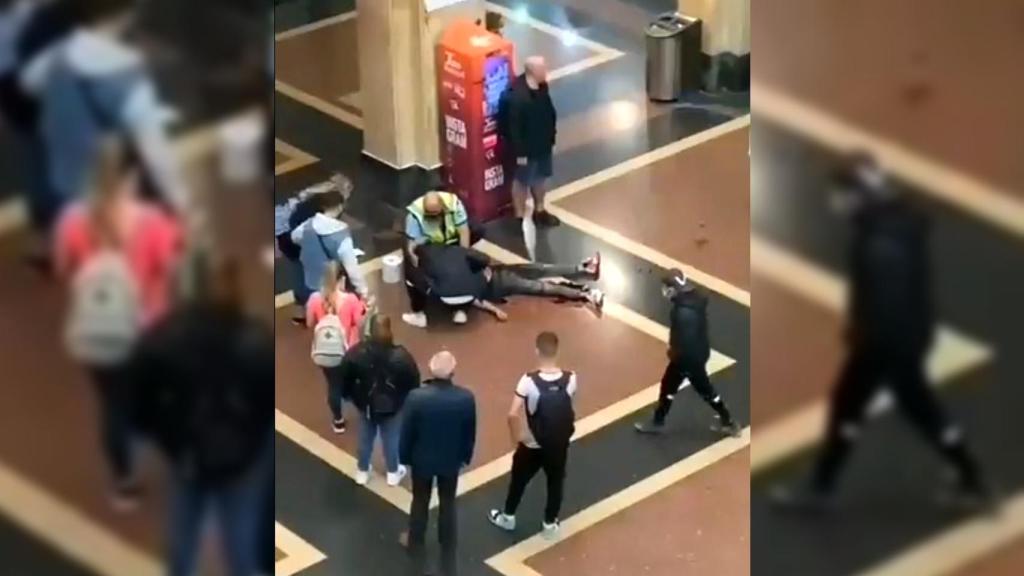 Imagen de la víctima tendida en el suelo en el 'hall de la estación'.