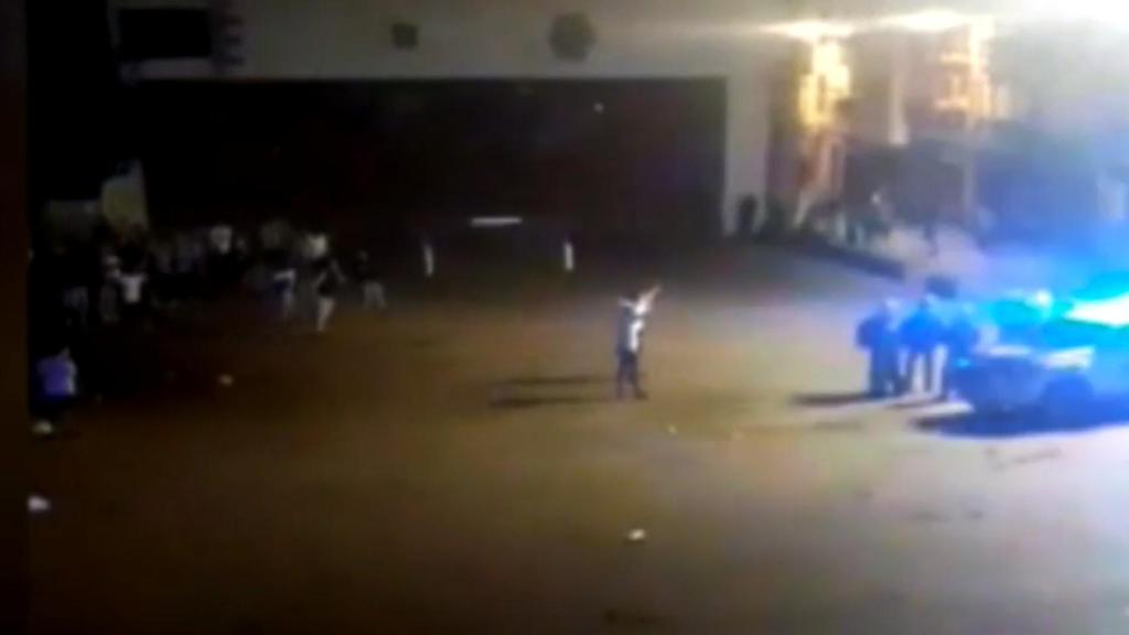 Jóvenes se enfrentan a la policía durante un botellón en Plentzia (Bilbao) este verano.