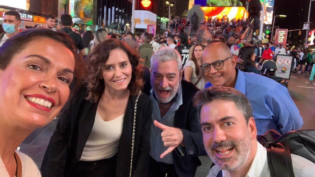 De izquierda a derecha: Sandra Fernández, directora de medios; Isabel Díaz Ayuso, presidenta de la Comunidad de Madrid; Miguel Ángel Rodríguez, jefe de gabinete; Alejandro Morales, traductor; y José Luis Carreras, jefe de prensa.