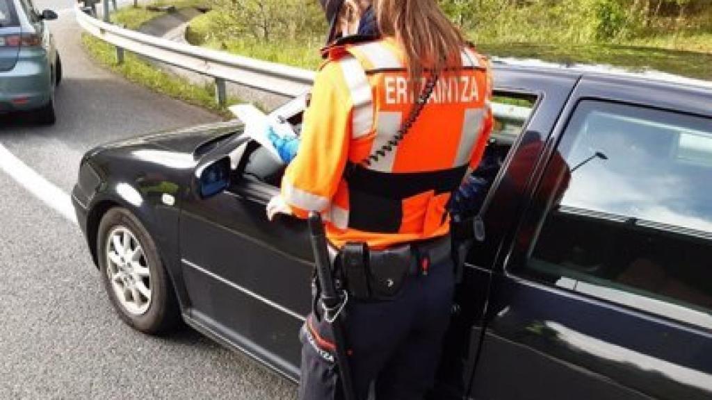 Una agente de la  Ertzaintza poniendo una multa. EP