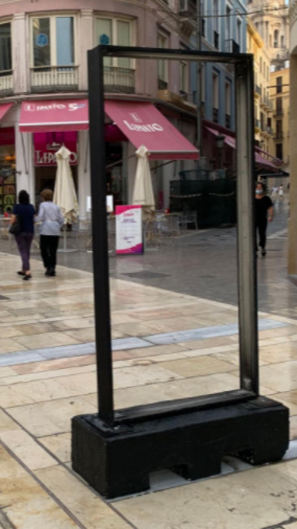 Una imagen de calle Larios esta mañana con los carteles destrozados.