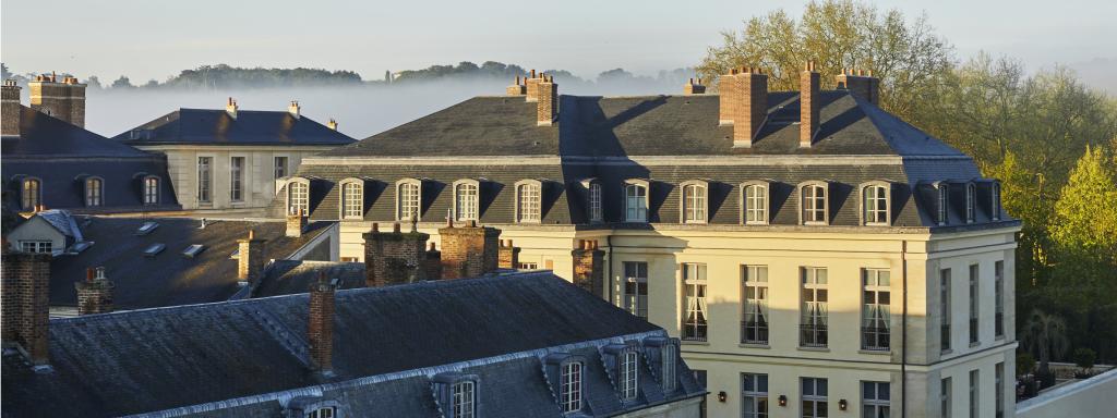 Fachada principal de Le Grand Contrôle en Versalles.