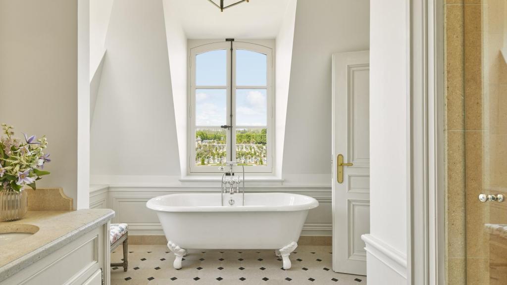 El baño de la Suite Madame de Staël, con vistas a los jardines.